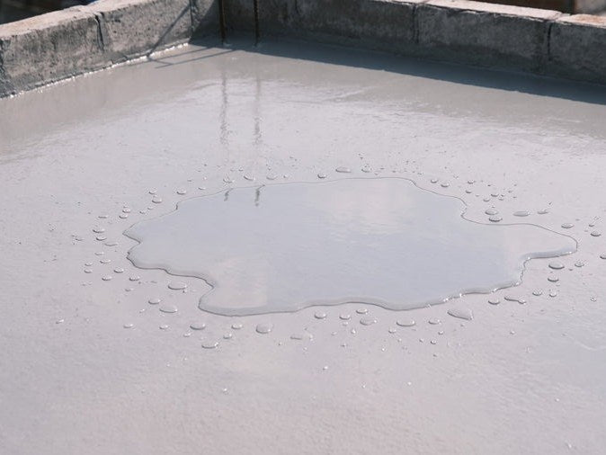 Techo de concreto con el agua encima sin filtrar